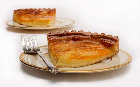 Tarta z brzoskwiniami: przepis na szybką i pyszną tartę
