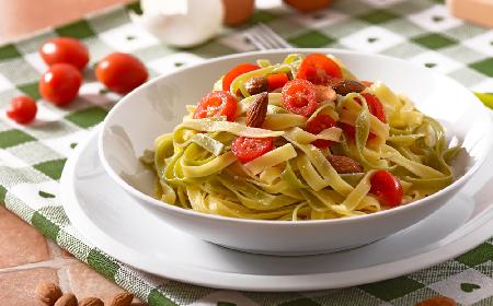 Tagliatelle z sosem migdałowym