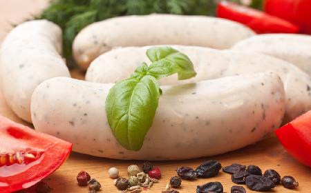 Biała kiełbasa na śmietanie: jak zrobić domową kiełbasę