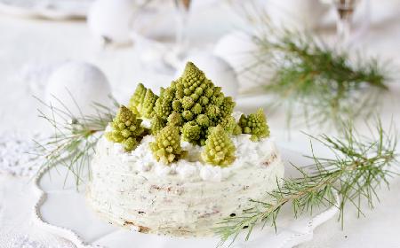 Efektowny tort sałatkowy: przepis