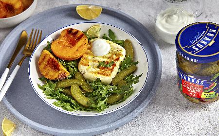 Grillowany ser halloumi z brzoskwiniami, korniszonami i sosem chrzanowym