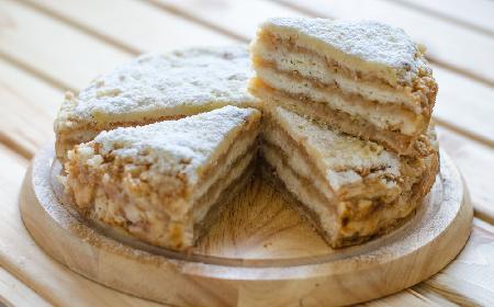 Znakomite ciasto z jabłkami i chałwą
