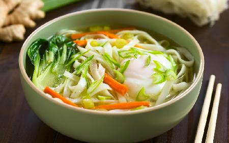 Rozgrzewająca zupa pak choi z makaronem i trawą cytrynową