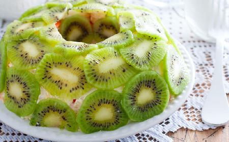 Mięsna sałatka warstwowa z filetem drobiowym i kiwi: przepis na fantastyczną przekąskę imprezową
