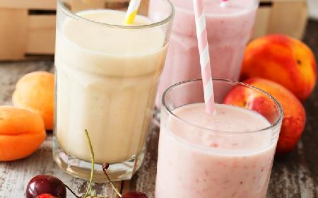 Jogurtowe smoothie z truskawek i brzoskwini