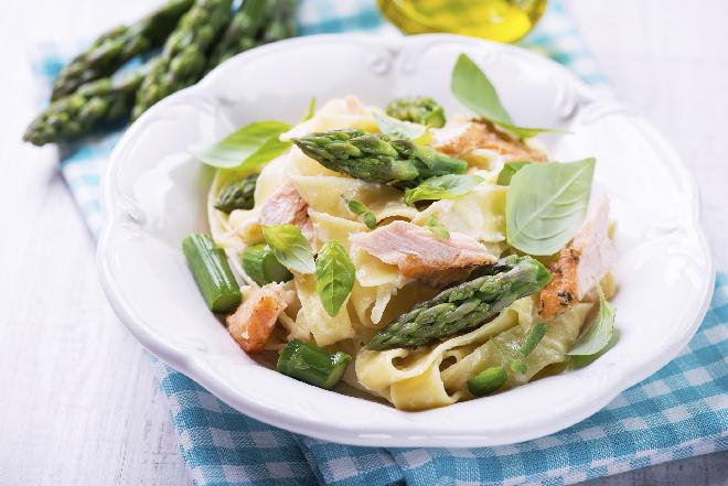 Pappardelle ze szparagami, szałwią i żółtkiem: szybki sposób na obiad