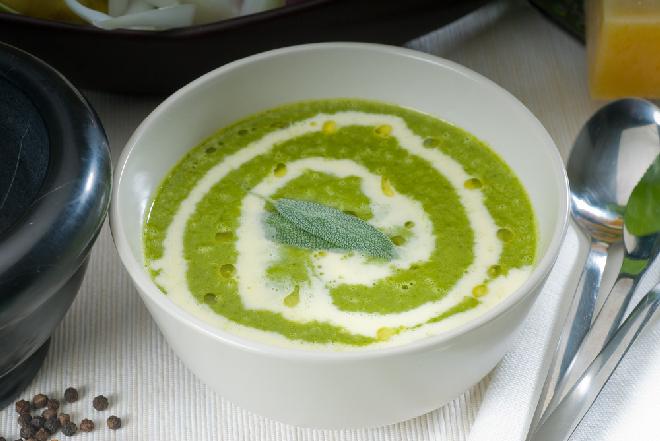 Zupa szpinakowa z kluskami serowymi z menu beszamel