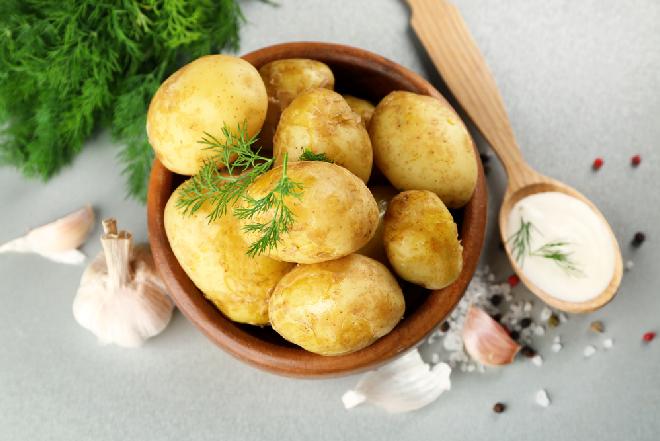 Młode ziemniaki ze śmietaną i koperkiem: genialny przepis z Podlasia