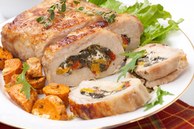 Pieczony schab nadziewany serem feta ze szpinakiem i papryką: kolorowa pieczeń ze schabu