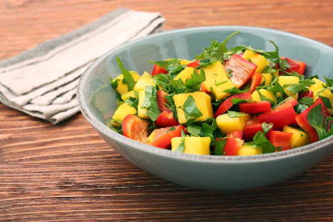 Sałatka z papryki i mango z natką pietruszki