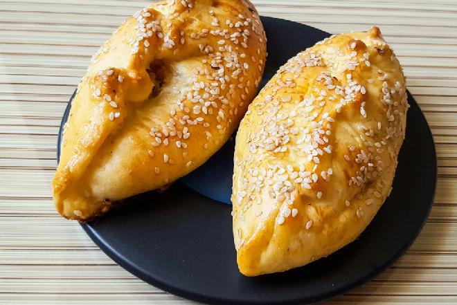 Pierożki smażone w tłuszczu z morelami
