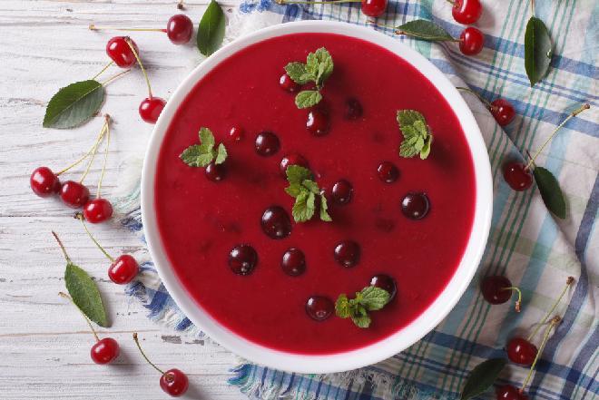 Owocowa zupa wiśniowa z makaronem: przepis